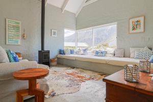 una sala de estar con un sofá y una mesa en Lily House, en Bettyʼs Bay