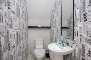 un bagno con un water e un lavandino di Beautifully Designed Pollok House a Glasgow Altre 19 foto