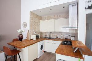Η κουζίνα ή μικρή κουζίνα στο Mosspark Boulevard Exec Apartment ii - Free Parking +9 φωτογραφίες