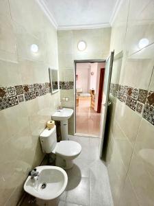 Ένα μπάνιο στο Moderno apartamento en el centro , a 3 min del mar llll +17 φωτογραφίες