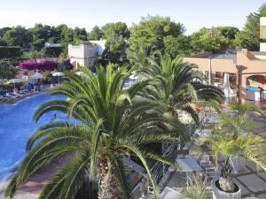 Bazén v ubytování Hotel I Melograni nebo v jeho okolí