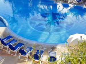 Bazén v ubytování Hotel I Melograni nebo v jeho okolí