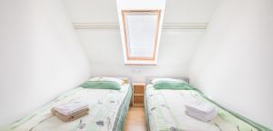 Postel nebo postele na pokoji v ubytování Apartments Šuster + 24 fotografií