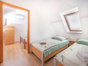 Postel nebo postele na pokoji v ubytování Apartments Šuster
