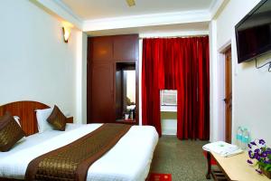 Hotel Raghunath的电视和/或娱乐中心