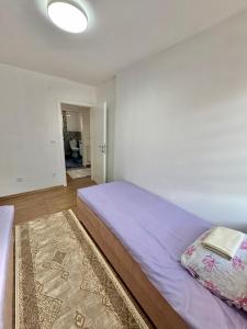 una camera con letto e tappeto di Room Ejna 1 a Sarajevo