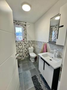 Koupelna v ubytování Room Ejna 1