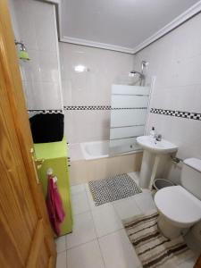 Un baño con inodoro, bañera y lavabo. en Apartment in La Mata Beach, en La Mata