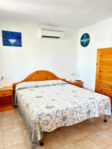 a bedroom with a bed with a wooden headboard at Casa Josefina in Sant'Angelo D'Ischia