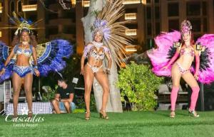 três mulheres fantasiadas em pé na grama em Cascadas pool view luxury apartment Sunny beach em Sunny Beach mais 35 fotografias