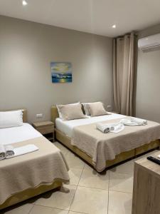 Postel nebo postele na pokoji v ubytování Deni's Hotel