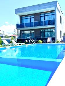 Bazén v ubytování Apollo Plus Cottages nebo v jeho okolí