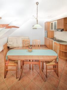 Kuchyň nebo kuchyňský kout v ubytování Apartments Šuster