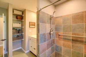 Bilik mandi di Damascus Vacation Rental on Creeper Trail +25 gambar