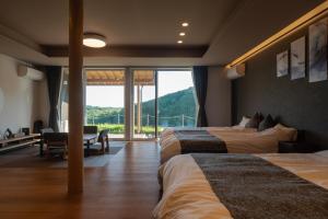 Postel nebo postele na pokoji v ubytování THE TANADA SAUNA サウナ 露天風呂 棚田一望 Refaシャワードライヤー 食事追加可