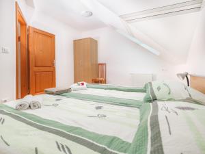Postel nebo postele na pokoji v ubytování Apartments Šuster