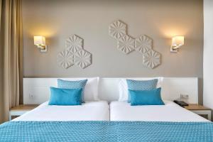 Cama o camas de una habitación en Nozha Beach Resort & Spa
