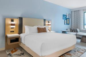 Postel nebo postele na pokoji v ubytování Cambria Hotel Austin Downtown