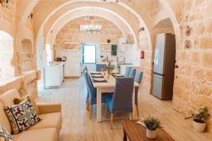 シャーラにあるVilla Oliva 4 bedroom villaのテーブルと椅子のあるキッチンとダイニングルーム