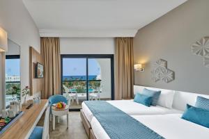 Cama o camas de una habitación en Nozha Beach Resort & Spa