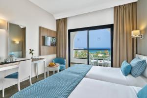 Cama o camas de una habitación en Nozha Beach Resort & Spa