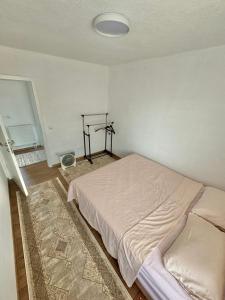 una camera da letto con un letto e un tavolo di Room Ejna 2 a Sarajevo