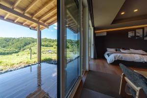 Postel nebo postele na pokoji v ubytování THE TANADA SAUNA サウナ 露天風呂 棚田一望 Refaシャワードライヤー 食事追加可 + 37 fotografií