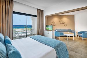 Una habitación de hotel con una cama y vista al océano. en Nozha Beach Resort & Spa, en Hammamet