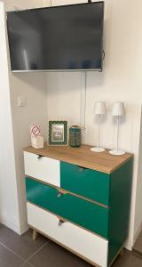 Μια τηλεόραση ή/και κέντρο ψυχαγωγίας στο Apartman Mornar