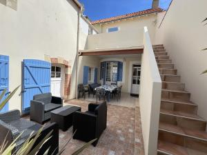 eine Terrasse mit Treppen, einem Tisch und Stühlen in der Unterkunft Ker Lucette in Saint-Gilles-Croix-de-Vie