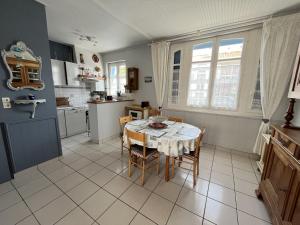 eine Küche und ein Esszimmer mit Tisch und Stühlen in der Unterkunft Ker Lucette in Saint-Gilles-Croix-de-Vie + 8 Fotos