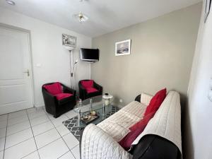 ein Wohnzimmer mit einer Couch und zwei Sesseln in der Unterkunft Ker Lucette in Saint-Gilles-Croix-de-Vie