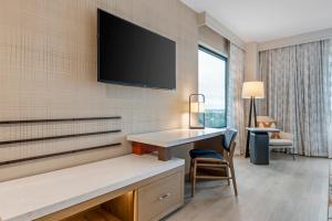TV a/nebo společenská místnost v ubytování Cambria Hotel Austin Downtown