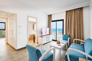 Una televisión o centro de entretenimiento en Nozha Beach Resort & Spa