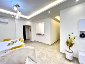 Postel nebo postele na pokoji v ubytování شقة فندقية داخل ويستاون بيفرلي هيلز الشيخ زايد رقم هاتف صفر صفر اتنين صفر واحد واحد صفر اتنين اربعه ثلاثه صفر 222