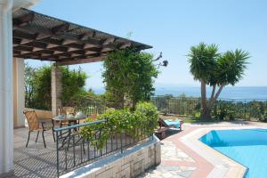 Πισίνα στο ή κοντά στο Trapezaki Villas