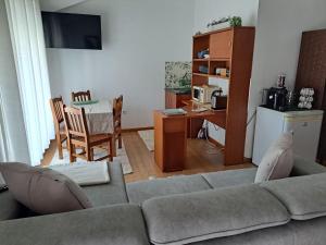 un soggiorno con un divano, un tavolo e una cucina di Chez Louise: onde a Serra beija o Céu a Lousã Altre 67 foto