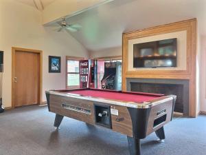 - un billard dans le salon doté d'une télévision dans l'établissement BeaverBox AC, Pool, Hot Tub, Sauna, Near Resort, à Killington