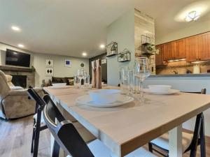 une salle à manger et une cuisine avec une table et des chaises dans l'établissement BeaverBox AC, Pool, Hot Tub, Sauna, Near Resort, à Killington