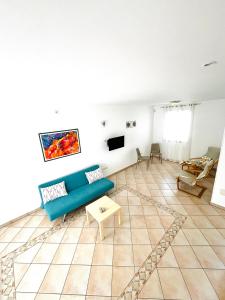 Una sala de estar con un sofá azul y una mesa. en Dono del Salento, en Leuca 34 fotos más