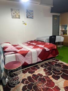 Ένα ή περισσότερα κρεβάτια σε δωμάτιο στο RMS Homestay