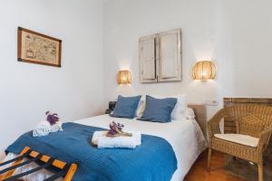 エスパルティナスにあるCasa El Jardínのベッドルーム(青と白のベッド、椅子付) +43枚の写真