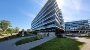 duży budynek z parkiem przed nim w obiekcie Seaside Park Resort w Kołobrzegu