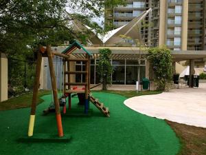 einen Spielplatz mit Rutsche auf einem grünen Rasen in der Unterkunft Apartamento - Condominio Zazué in Santa Marta