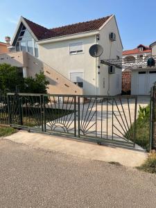 Το κτήριο όπου στεγάζεται  το διαμέρισμα