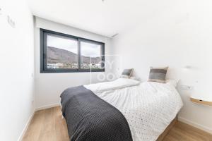 une chambre blanche avec un lit et une fenêtre dans l'établissement FineFleur Finestrat - see and mountain views - by OYOOSTAYS, à Finestrat 30 autres photos