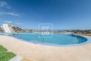 une grande piscine au milieu d'une plage dans l'établissement FineFleur Finestrat - see and mountain views - by OYOOSTAYS, à Finestrat