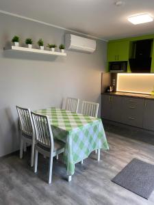 Kuchyňa alebo kuchynka v ubytovaní Karát apartmanok 2