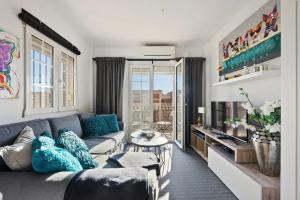 a living room with a couch and a large window at Magisk takterrass och havsutsikt in Torre de la Horadada