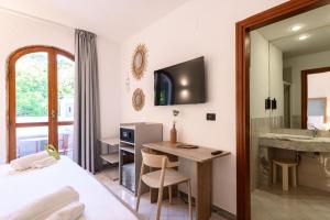 イスキアにあるB&B HOTEL Ischia San Nicolaのベッドルーム1室(ベッド1台、デスク、シンク付) +37枚の写真